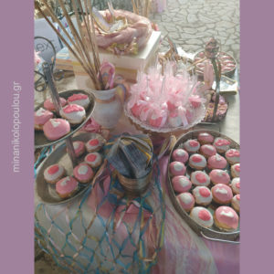 Διακόσμηση τραπεζιού γλυκών με θέμα γοργόνα σε ροζ & χρυσό