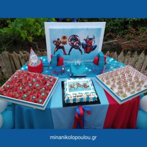 Διακόσμηση τραπεζιού γλυκών με θέμα τους Σούπερ Ήρωες σε παιδικό πάρτι - βάπτιση